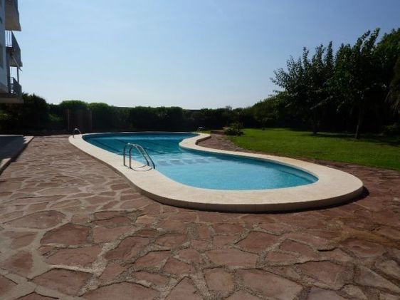 Imagen de la zona de la piscina de los apartamentos GAVAMAR de Gavà Mar